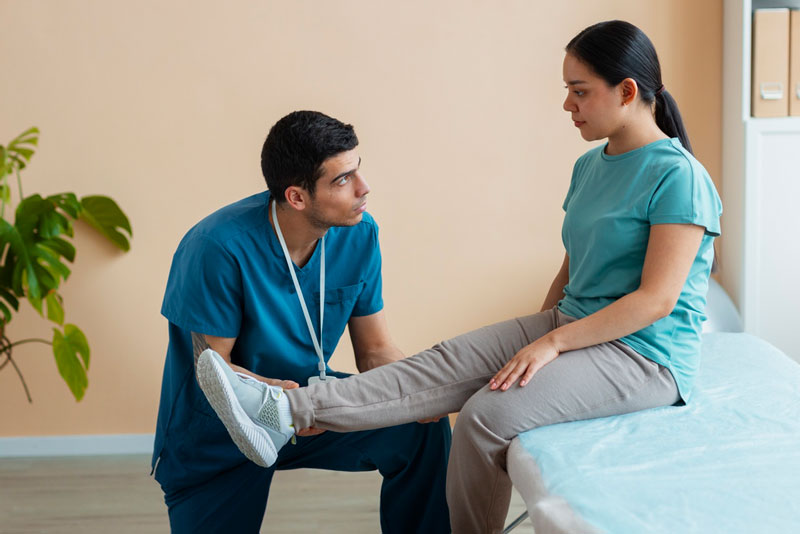 Bạn nên bắt đầu tập luyện theo sự hướng dẫn của chuyên viên vật lý trị liệu