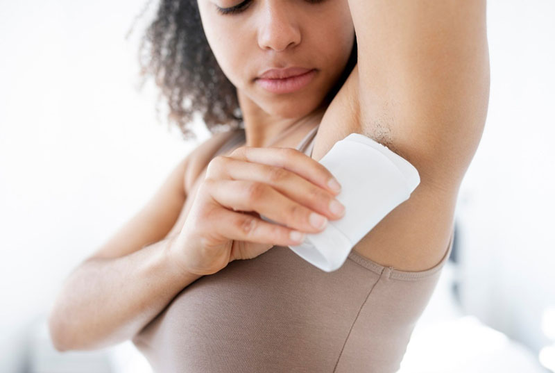 Nách bị thâm có thể do nhiều nguyên nhân khác nhau