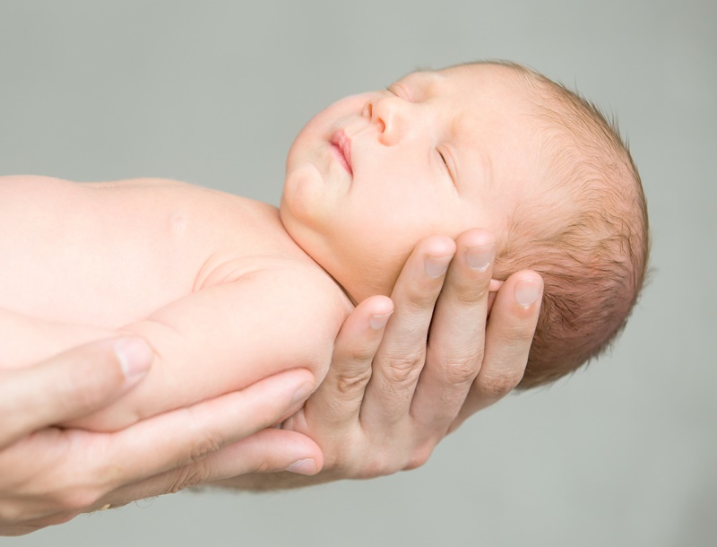Trẻ sơ sinh bị đi ngoài ra nước màu vàng có thể do nhiều nguyên nhân