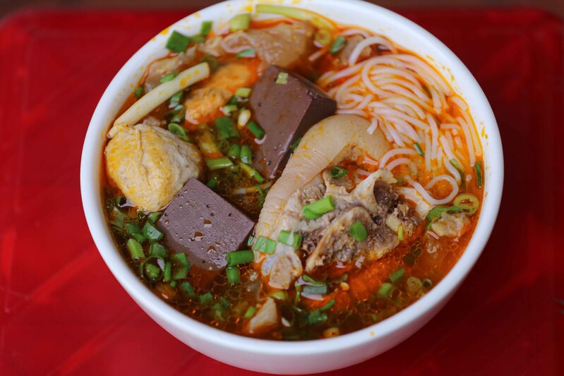 Bún bò là món ăn giàu năng lượng, cung cấp đủ các nhóm dưỡng chất dinh dưỡng như đạm, tinh bột, chất béo, vitamin và khoáng chất