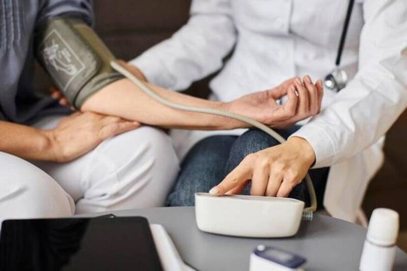 Người mắc bệnh tăng huyết áp nên hạn chế ăn bún bò để tránh làm trầm trọng hơn tình trạng bệnh