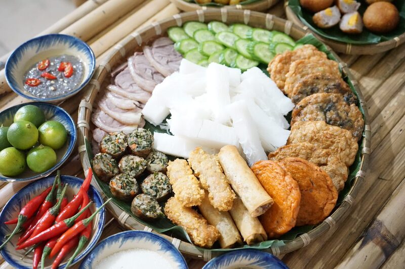 Khi ăn bún đậu mắm tôm, bạn nên ăn rau trước giúp hạn chế cảm giác thèm ăn