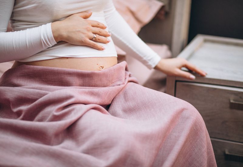 Nếu xuất hiện tình trạng đau tức bụng, khó chịu khi đi tiểu tiện thì mẹ nên thăm khám bác sĩ chuyên khoa