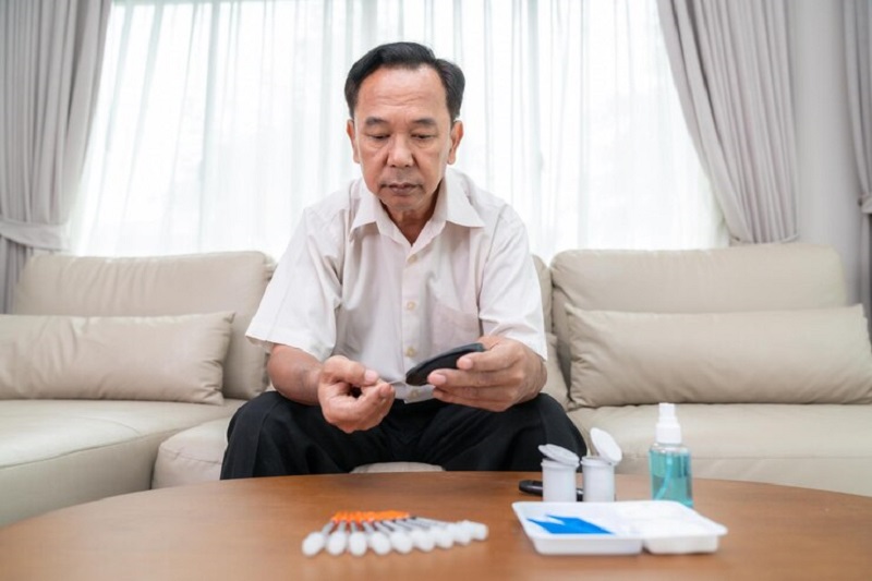 Người đang dùng thuốc hoặc mắc bệnh tiểu đường nếu dùng mật ong cần có chỉ dẫn từ bác sĩ