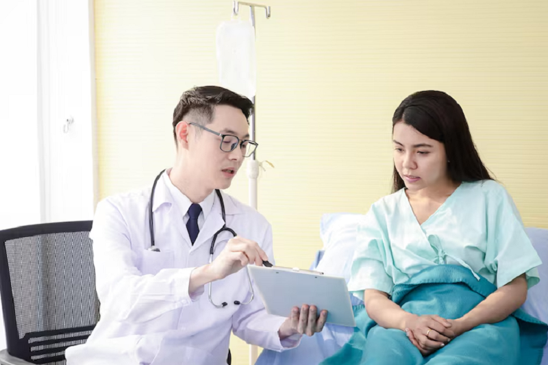 Người bệnh được bác sĩ hướng dẫn theo dõi và chăm sóc sức khỏe sau phẫu thuật cắt túi mật
