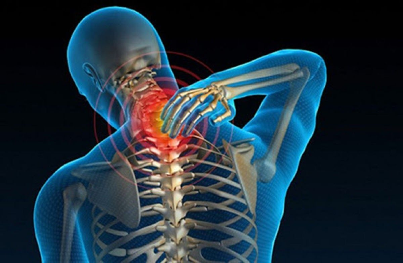 Những người thường xuyên làm việc nặng, tư thế không phù hợp dễ gặp các bệnh về cơ xương khớp. Ảnh minh họa