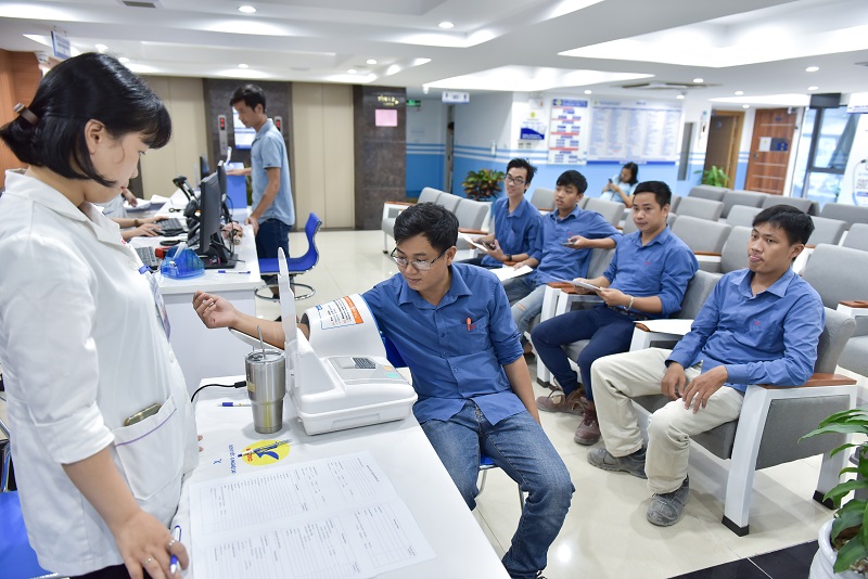 Công nhân làm việc trong các nhà máy, xí nghiệp… nên chủ động bảo vệ sức khỏe định kỳ