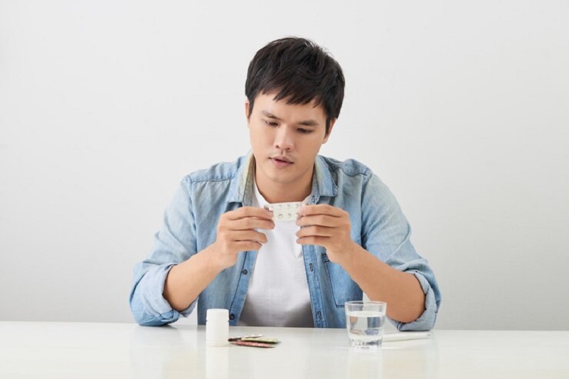Người bệnh dùng thuốc theo chỉ định của bác sĩ chuyên khoa để trị hôi miệng từ dạ dày