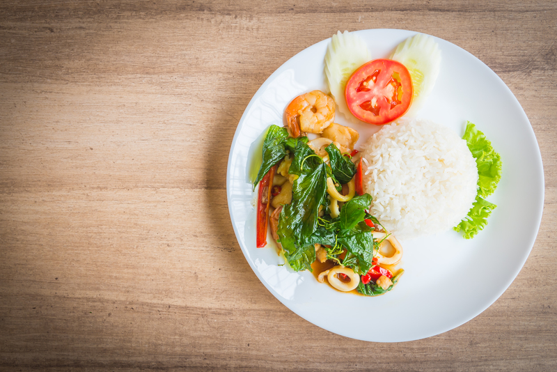 Nên kết hợp ăn cơm với đạm và rau xanh để cân bằng dinh dưỡng