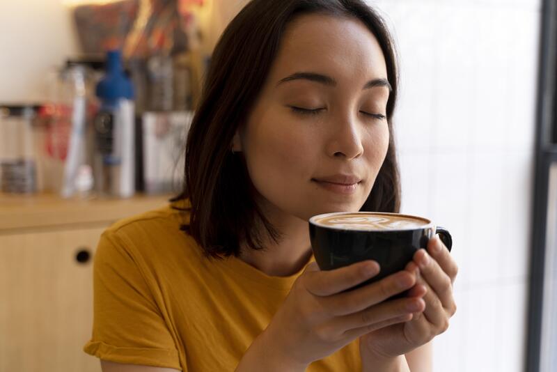 Nên uống cà phê sau bữa sáng