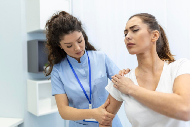 Người bệnh được bác sĩ chuyên khoa thăm khám do có triệu chứng đau, hạn chế cử động vai kéo dài