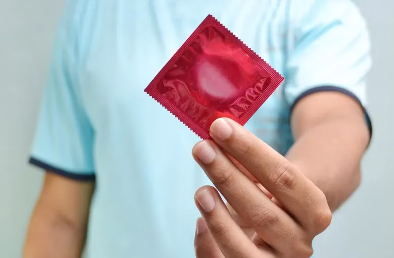 Sử dụng bao cao su là biện pháp phòng ngừa tình trạng dị ứng tinh trùng 