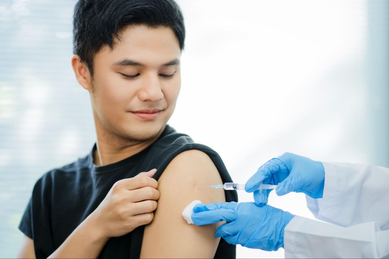 Tiêm vắc xin HPV là cách phòng ngừa sùi mào gà ở bìu hiệu quả 
