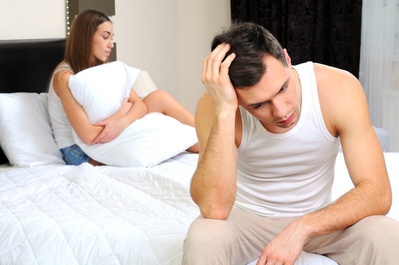 Quan hệ tình dục không an toàn là một trong những nguyên nhân gây sùi mào gà ở bìu 