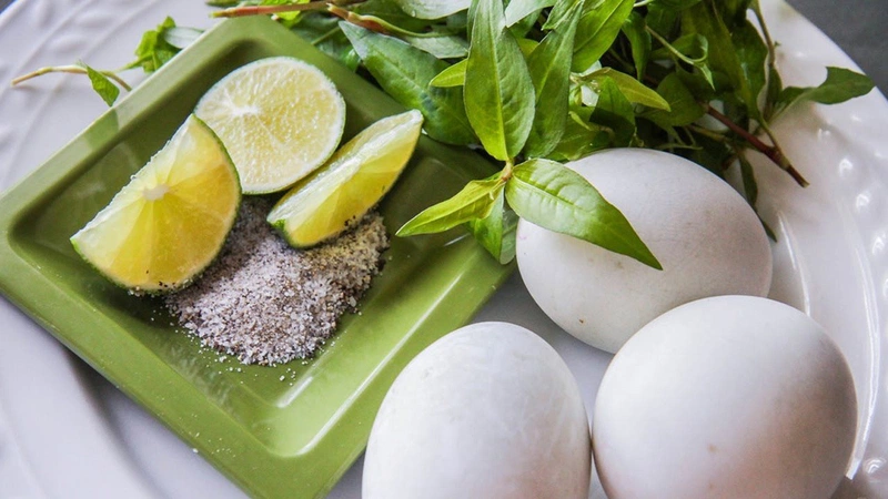 Cần luộc kỹ trứng lộn để ngăn sự xâm nhập của vi khuẩn 