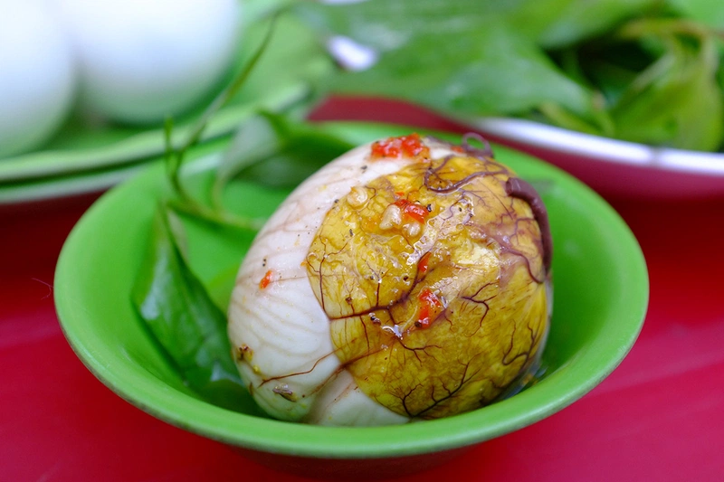Trứng vịt lộn cung cấp nguồn protein dồi dào 