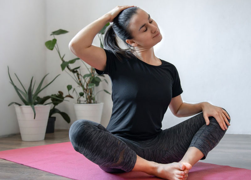 Bài tập giãn cơ cổ kết hợp nghiêng đầu