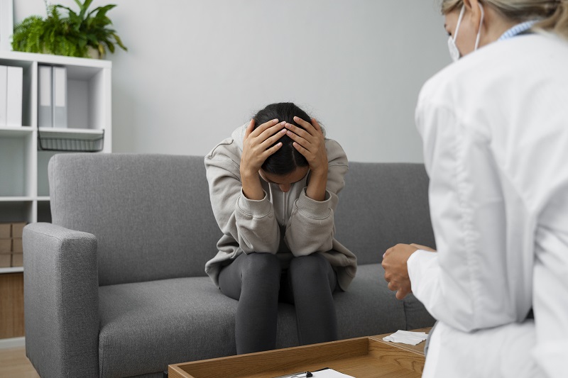 Rối loạn khí sắc là một nhóm bệnh lý tâm thần đặc trưng bởi sự thay đổi cảm xúc kéo dài, quá mức của người bệnh.
