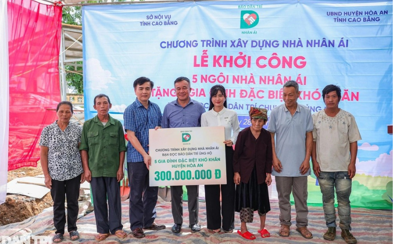 Mặc dù giải đấu chưa diễn ra, nhưng để giúp các hộ dân sớm có ngôi nhà vững chắc trước khi mùa mưa bão sắp đến, báo Dân trí đã thực hiện khởi công xây dựng 5 ngôi nhà nhân ái nói trên vào ngày 28/6 vừa qua, trước sự chứng kiến của chính quyền và nhân dân địa phương 