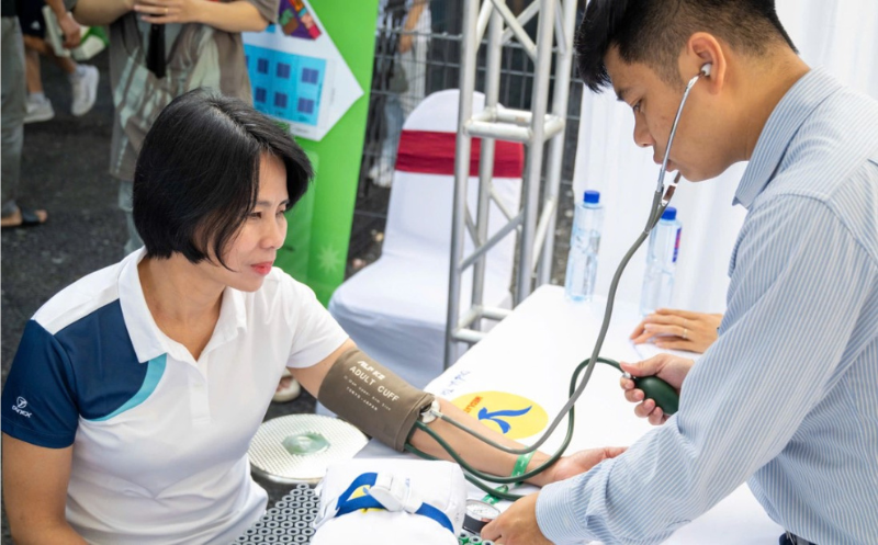 Bà Lê Thị Hoàng Yến - Phó Cục trưởng Cục Thể dục Thể thao Việt Nam khám sức khỏe tại quầy trước khi vào giải 