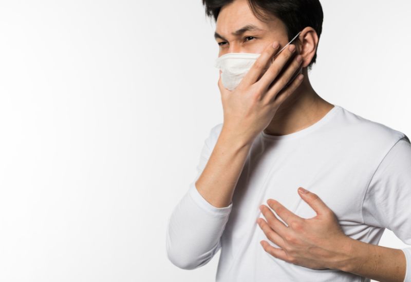 Nghẹt mũi, khàn họng, đau mỏi người,... là những triệu chứng thường gặp của hội chứng viêm long đường hô hấp trên