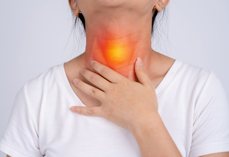 Khi mủ tích tụ quanh amidan, người bệnh sẽ cảm thấy rất đau rát ở vùng họng, nuốt khó