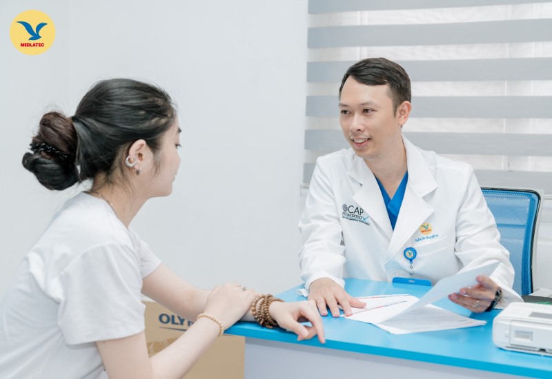 Việc điều trị sốt do viêm amidan sẽ được bác sĩ chỉ định dựa trên nguyên nhân gây bệnh và mức độ nghiêm trọng