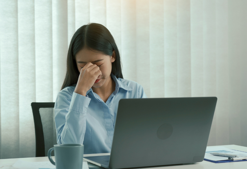 Căng thẳng kéo dài, lối sống thiếu lành mạnh có thể gây mất cân bằng nội tiết tố, dẫn đến buồng trứng có nhiều nang nhỏ