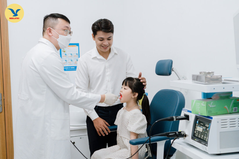 Trẻ bị viêm họng cần được thăm khám và điều trị triệt để