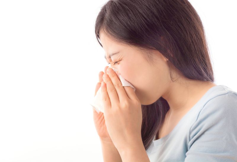 Chảy nước mũi trong như nước do viêm mũi dị ứng thường kèm theo hắt hơi nhiều, ngứa mũi