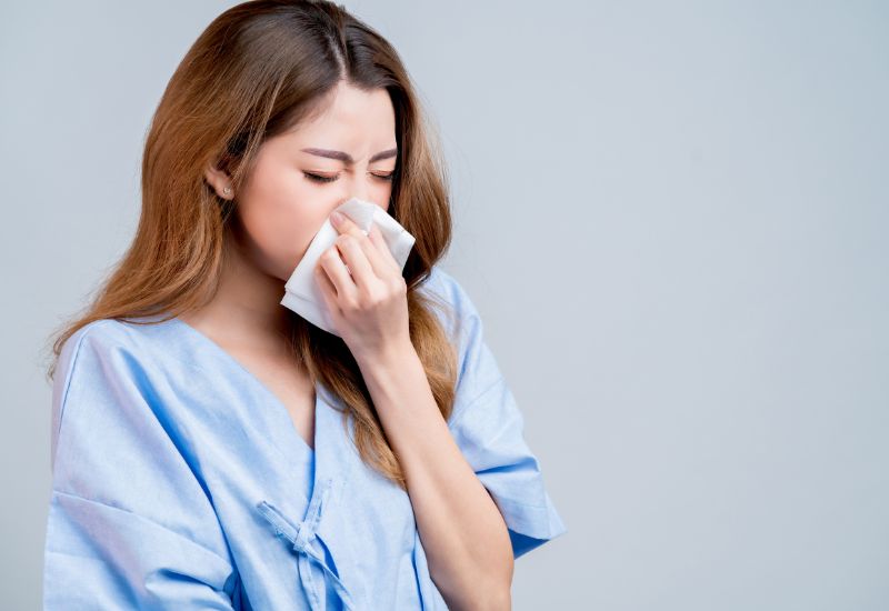 Chảy nước mũi trong như nước là tình trạng mũi tiết ra dịch loãng, trong suốt, giống như nước lã