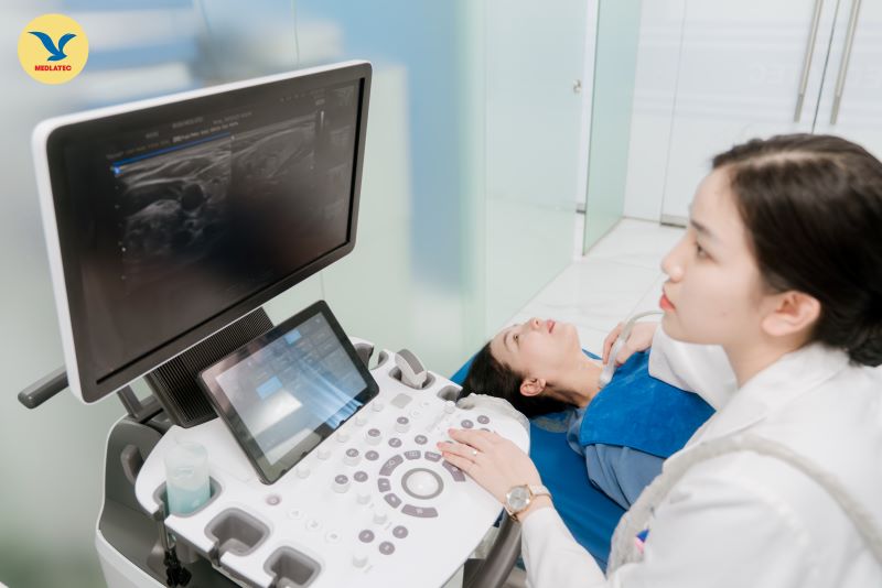 Bác sĩ thực hiện siêu âm tuyến giáp tại MEDLATEC 