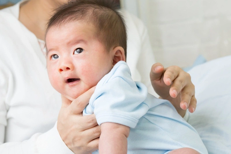 Tình trạng trẻ ợ hơi có thể do nuốt phải không khí khi bú 