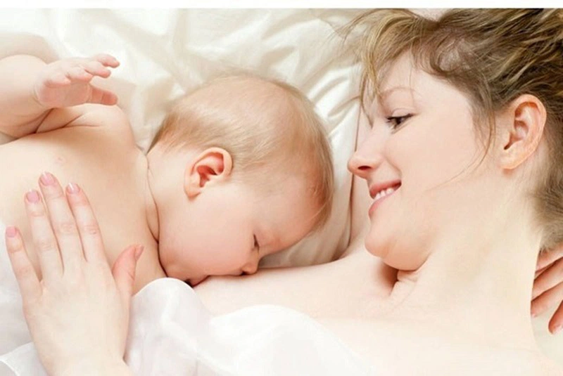 Nếu bé ngủ ngay sau khi bú thì cha mẹ không nên vỗ ợ hơi cho bé 