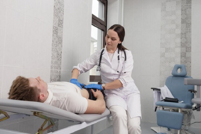Bệnh nhân có triệu chứng nghi ngờ bệnh đường mật được bác sĩ chuyên khoa thăm khám