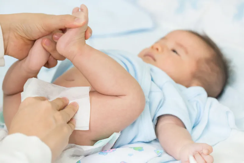 Lau chùi mạnh có thể là nguyên nhân khiến vùng da quanh hậu môn của trẻ bị đỏ 