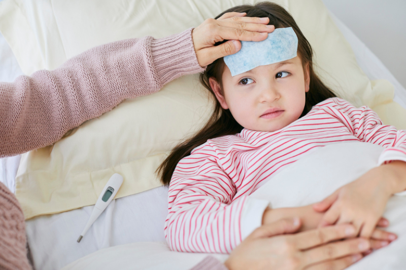 Cần tham khảo ý kiến của bác sĩ trước khi sử dụng miếng dán hạ sốt cho trẻ 