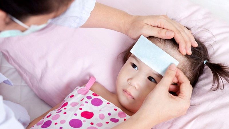 Miếng dán hạ sốt được khuyến nghị sử dụng cho trẻ đủ 6 tháng trở lên 