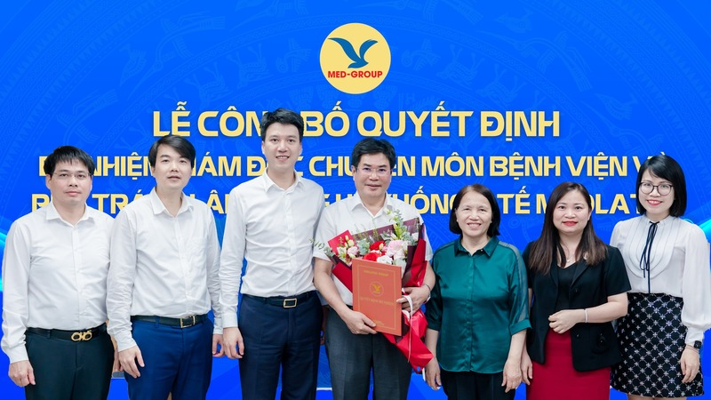 PGS.TS Phạm Đình Đài chụp ảnh lưu niệm cùng Chủ tịch Hội đồng quản trị và Ban Tổng Giám đốc MED-GROUP 