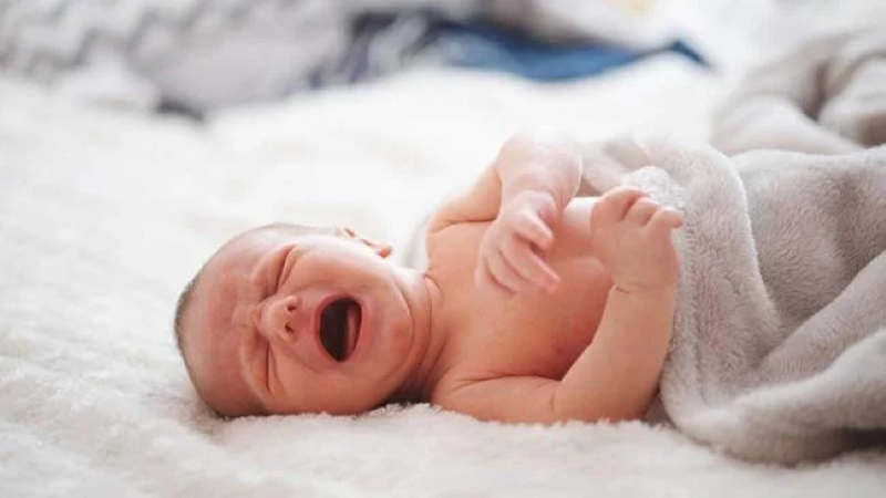 Kích ứng từ môi trường có thể khiến trẻ sơ sinh thở khụt khịt và hay vặn mình
