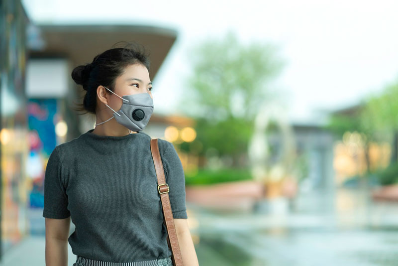 Đeo khẩu trang giúp ngăn ngừa khói bụi từ môi trường 