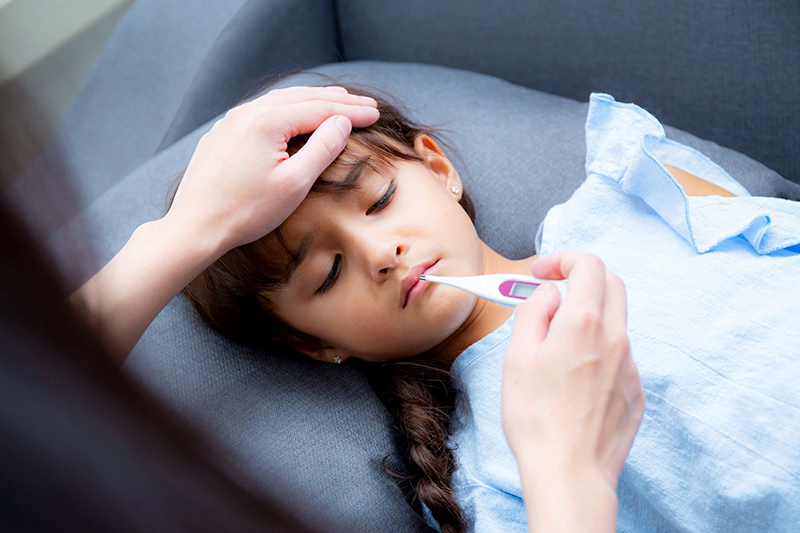 Bé có thể xuất hiện tình trạng sốt nhẹ trong giai đoạn ủ bệnh