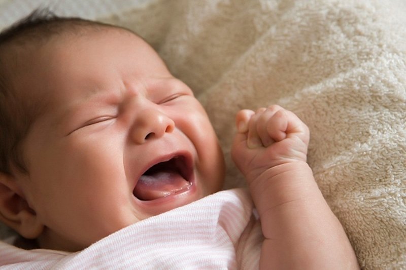 Trẻ quấy khóc dai dẳng là dấu hiệu bệnh tay chân miệng nặng