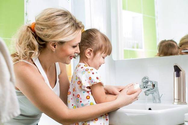Dạy con rửa tay bằng xà phòng thường xuyên để ngăn ngừa tay chân miệng