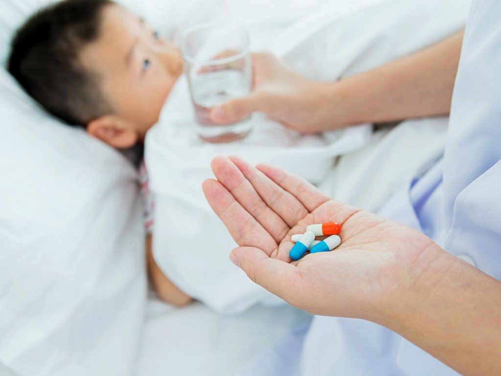 Trẻ cần được uống thuốc hạ sốt, tránh để trẻ sốt cao co giật