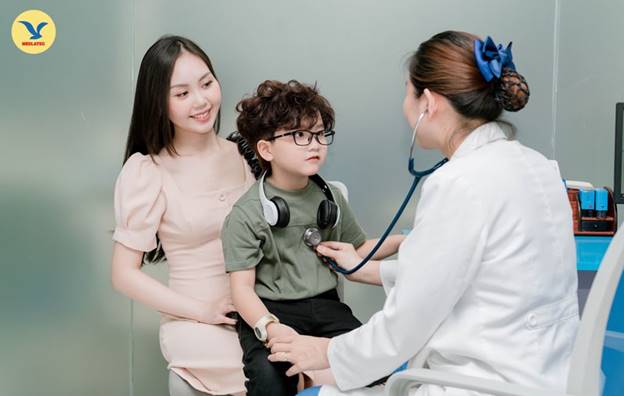 Hãy đưa trẻ đi khám nếu trẻ có các triệu chứng nghi ngờ mắc bệnh tay chân miệng