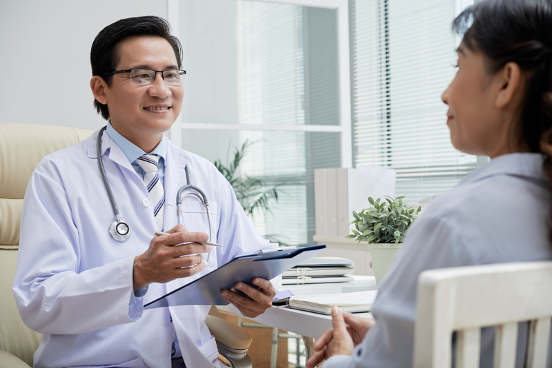 Bạn nên đến thăm khám bác sĩ nếu gặp cơn đau đầu gối kéo dài và không giảm sau vài tuần nghỉ ngơi