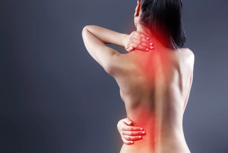 <p>Đau nhức to&agrave;n th&acirc;n l&agrave; một triệu chứng phổ biến, được m&ocirc; tả như cảm gi&aacute;c đau hoặc kh&oacute; chịu lan tỏa ở nhiều bộ phận cơ thể, bao gồm cơ, khớp, hoặc m&ocirc; mềm. Triệu chứng n&agrave;y c&oacute; thể xuất hiện ở mọi lứa tuổi nhưng đặc biệt phổ biến ở người cao tuổi, với tỷ lệ khoảng 32,5% ở người tr&ecirc;n 60 tuổi tại Trung Quốc, theo nghi&ecirc;n cứu từ China Health and Retirement Longitudinal Study (CHARLS) năm 2015. Đau nhức to&agrave;n th&acirc;n kh&ocirc;ng chỉ ảnh hưởng đến chất lượng cuộc sống m&agrave; c&ograve;n l&agrave;m tăng g&aacute;nh nặng kinh tế v&agrave; x&atilde; hội th&ocirc;ng qua chi ph&iacute; y tế v&agrave; giảm năng suất lao động. B&agrave;i viết n&agrave;y cung cấp một tổng quan y khoa về đau nhức to&agrave;n th&acirc;n, bao gồm c&aacute;c kh&iacute;a cạnh l&acirc;m s&agrave;ng, nguy&ecirc;n nh&acirc;n, chẩn đo&aacute;n, v&agrave; chiến lược điều trị.</p> <p>H&igrave;nh 1. Đau nhức to&agrave;n th&acirc;n thường đi k&egrave;m với c&aacute;c triệu chứng kh&aacute;c</p>