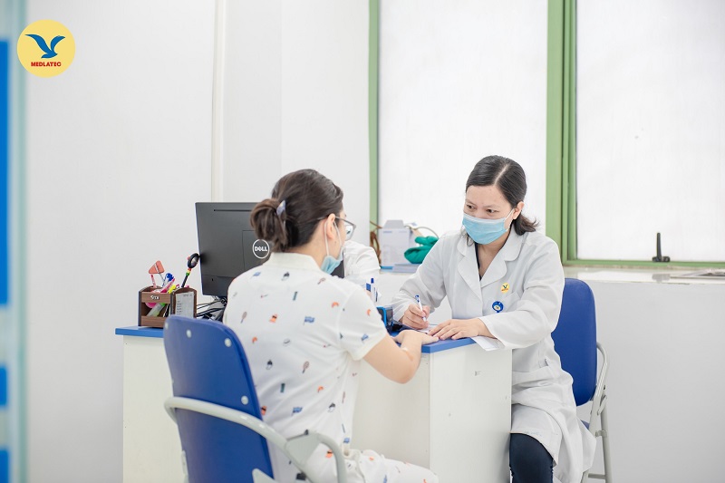 Khách hàng tại MEDLATEC được bác sĩ tư vấn đặt vòng tránh thai được bao nhiêu năm cần phải tháo và cách theo dõi sức khỏe tại nhà