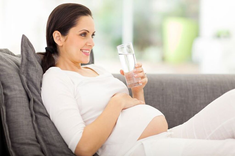 Mẹ bầu cần uống đủ nước để hạn chế tình trạng táo bón 